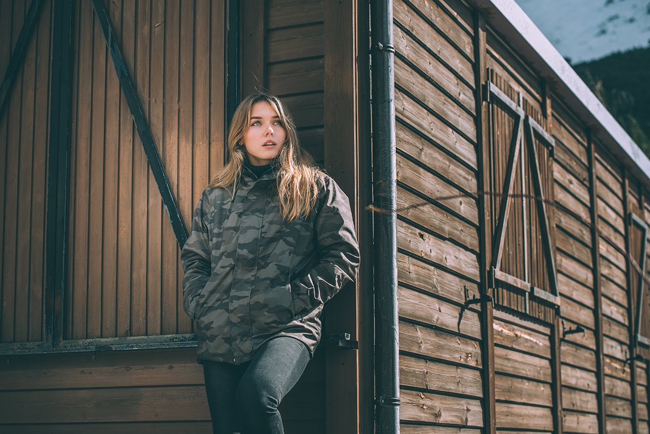 Explore Workwear Revival Top Barn Jackets and Countryside Trends. Find durable styles and chic countryside fashion for every season!